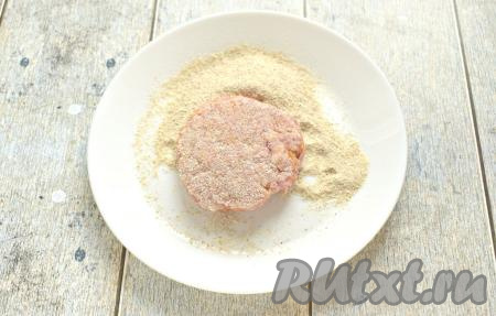 Лепим круглые или овальные котлетки и обваливаем их со всех сторон в панировочных сухарях. Всего у меня получилось 7 котлет.