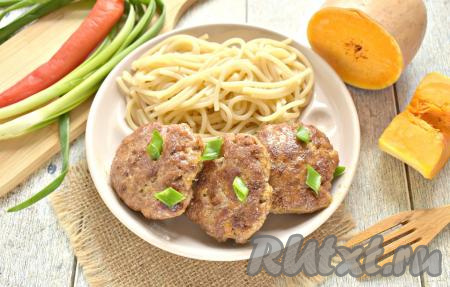 Вкусные, мягкие, сочные котлеты, приготовленные из фарша с тыквой, перекладываем со сковороды на тарелки и подаём с ганиром к столу. В этот раз я их подала с макаронами.