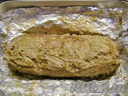 Ставим форму в разогретую духовку и запекаем рулет из фарша с варёными яйцами минут 40-50 при температуре 180 градусов. Готовый рулет достаём из духовки, даём ему немного остыть, затем аккуратно разворачиваем фольгу.