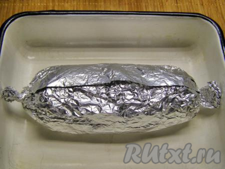 Заворачиваем рулет в фольгу, хорошо закрепляем края. Перекладываем в форму для запекания (или на противень) так, чтобы шов фольги был сверху.