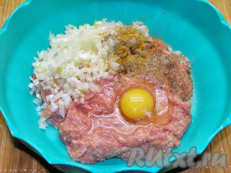 На мясорубке перекручиваем мясо в глубокую миску. Я использовала куриное мясо, но также можно взять свинину или говядину. Лук очищаем от шелухи, нарезаем на мелкие кубики и добавляем в миску с фаршем. Туда же вбиваем сырое яйцо, кладём соль, молотые красный и чёрный перцы, специи на свой вкус. Тщательно перемешиваем фарш (до однородного состояния).