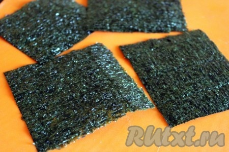 Лист нори разрежьте на 4 квадрата.