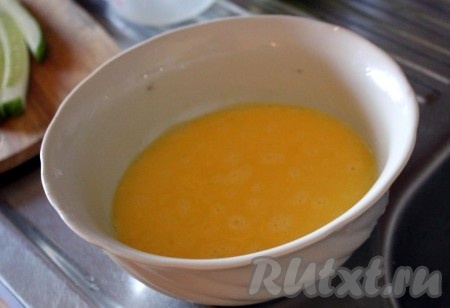 Яйца или желтки взбейте с водой и солью