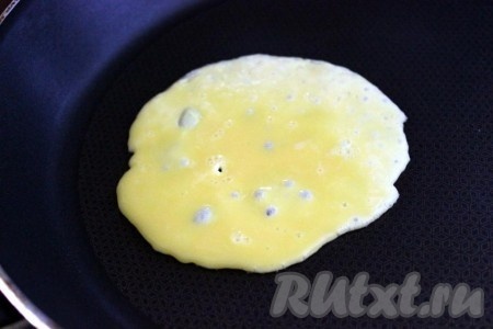 Яйца или желтки взбейте с водой и солью и пожарьте тонкие небольшие порционные блинчики или один яичный блинчик, из которого потом можно вырезать кружочки, а остатки - обрезки использовать для других суши и роллов.