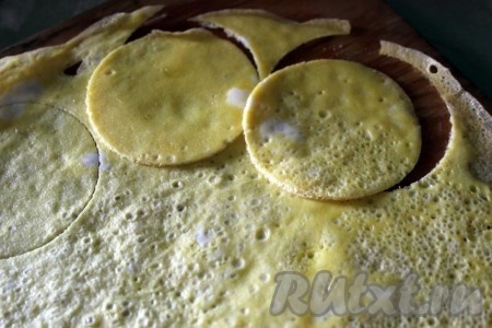 Яйца или желтки взбейте с водой и солью и пожарьте тонкие небольшие порционные блинчики или один яичный блинчик, из которого потом можно вырезать кружочки, а остатки - обрезки использовать для других суши и роллов.