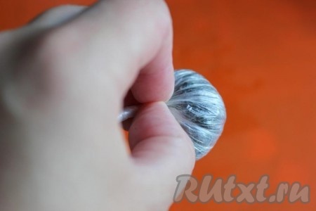 При помощи пищевой плёнки стяните и зафиксируйте форму дзакуро.