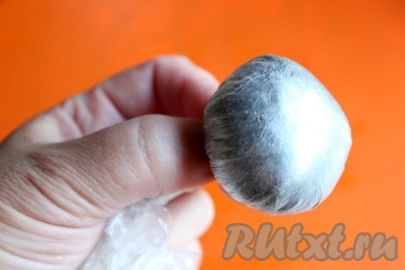 При помощи пищевой плёнки стяните и зафиксируйте форму дзакуро.