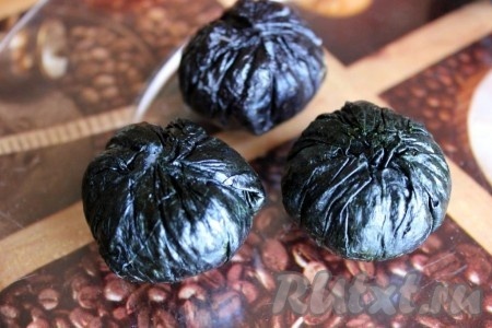 В результате получатся округлые суши, полностью закрытые нори.