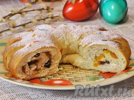 Ароматное и очень вкусное пасхальное кольцо нарезаем на порции и подаём к праздничному столу.