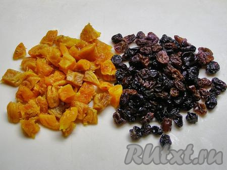 Пока тесто поднимается, подготовим начинку для пасхального кольца. Изюм и курагу замачиваем минут на 10 в горячей кипячёной воде. Затем эту воду сливаем, сухофрукты промываем в дуршлаге чистой горячей водой и просушиваем, выложив на бумажное полотенце. Нарезаем курагу на небольшие кусочки. Если изюм крупный, его тоже можно разрезать на несколько частей. Также для начинки можно использовать чернослив и измельчённые орехи.