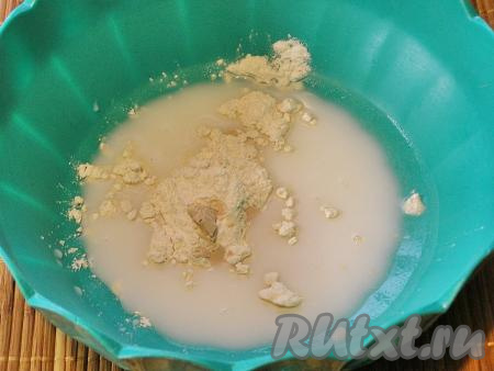 Для замешивания сдобного дрожжевого теста сначала сделаем опару. Для этого молоко подогреваем, приблизительно, до 40 градусов, переливаем в глубокую миску, добавляем дрожжи, сахар и 2 столовые ложки муки, очень хорошо перемешиваем ложкой (или венчиком), чтобы не было комочков, и убираем в тёплое место минут на 15.