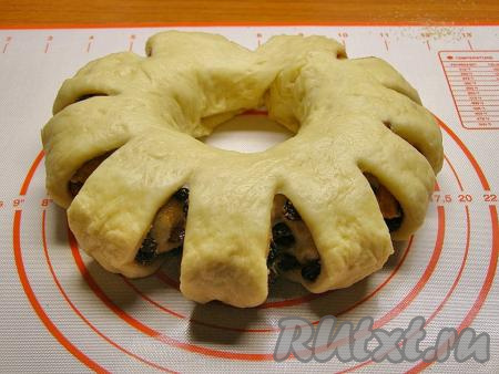 Ножницами или острым ножом делаем по бокам надрезы на 1/3 ширины рулета. Расстояние между надрезами должно быть около 4 сантиметров.