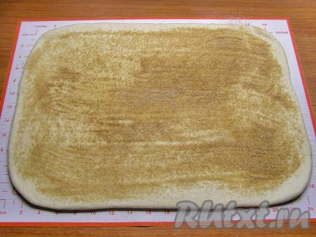 Равномерно присыпаем тесто смесью сахара и корицы.