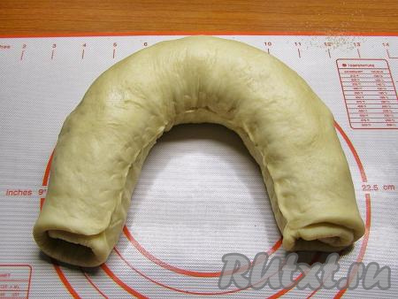 Сворачиваем тесто в рулет, начиная с широкой стороны. Рулет должен быть не очень плотным. Края слегка закрепляем.