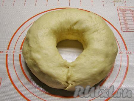 Скрепляем свободные края теста один с другим, чтобы получилось кольцо.