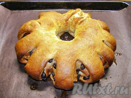 Выпекаем пасхальное кольцо в прогретой до 180 градусов духовке, примерно, 20 минут, пока пирог не покроется золотистой корочкой и не появится аромат свежей выпечки. Затем достаём из духовки и оставляем остывать, накрыв полотенцем.