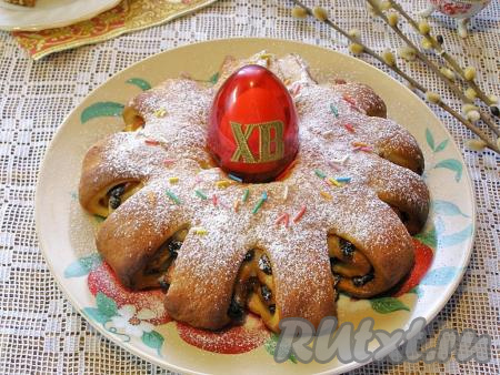 Остывшую выпечку можно посыпать сахарной пудрой, натёртым шоколадом, кондитерской посыпкой или украсить на свой вкус.