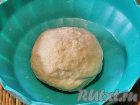 Замешанное тесто должно стать мягким, эластичным и при этом оно не должно быть липким. Если тесто прилипает к рукам, добавляем по чуть-чуть муку и продолжаем замешивать руками, пока не получится нужная консистенция. Накрываем замешанное тесто полотенцем и ставим в тёплое место, примерно, на час (до увеличения в объёме раза в 2).