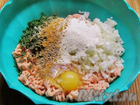Сюда же всыпаем манную крупу, специи, перчим и солим по вкусу.