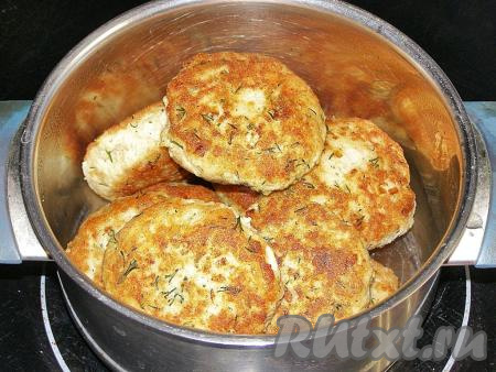 Обжаренные котлеты перекладываем в небольшую кастрюльку, наливаем на дно кастрюли немного воды и на сильном огне доводим до кипения. После закипания уменьшаем огонь до минимального и тушим котлеты минут 5 под закрытой крышкой.