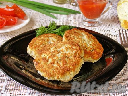 Мясные котлеты, приготовленные с добавлением манки по этому рецепту, получаются мягкими, сочными и нежными, подаём к столу в тёплом виде с макаронами, картошкой или любым другим гарниром, овощами и зеленью.