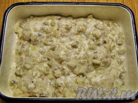 Заливаем тефтели приготовленным сливочно-грибным соусом и ставим в прогретую до 200 градусов духовку на 20-25 минут.