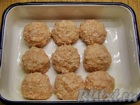 Форму для запекания смазываем растительным маслом и перекладываем в неё сформированные тефтели.