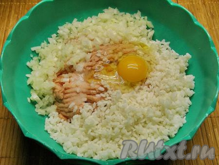 Покупной мясной фарш или фарш, полученный в результате прокручивания кусочков мяса через мясорубку, перекладываем в достаточно глубокую посуду. Луковицу очищаем, мелко нарезаем (или пропускаем через мясорубку). К фаршу добавляем подготовленный лук, остывший рис, сырое яйцо и соль. По желанию можно слегка поперчить и добавить немного приправы для мяса. Тщательно перемешиваем руками, чтобы получился однородный фарш для тефтелей.