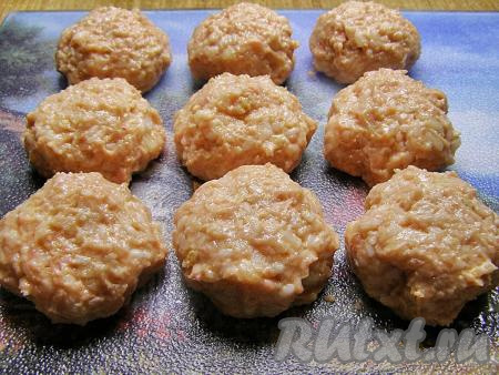 Из получившегося фарша формируем шарики размером, примерно, с небольшое яблоко (у меня получилось 9 штук). Пока готовим соус, убираем сформированные тефтели в холодильник.