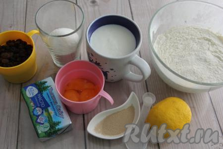 Подготовить продукты для приготовления пасхальных куличей с изюмом. Отмерить муку. Кефир подогреть, примерно, до 38-40 градусов. Разделить яйца на желтки и белки. Желтки будем использовать для замешивания теста, а белки можно использовать для приготовления глазури для куличей. По желанию, для аромата в тесто можно добавить цедру лимона, для этого лимон хорошо вымыть и снять с него цедру, не затрагивая находящийся под ней белый слой.