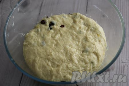 Оставить тесто ещё на 45 минут в тепле. Оно опять поднимется.