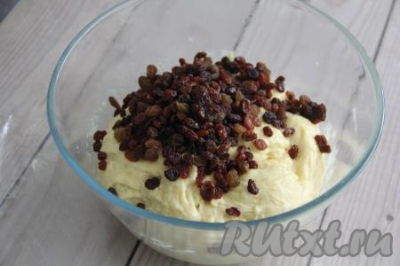 Пока тесто поднимается, изюм обдать кипятком и обсушить бумажным полотенцем. Как только тесто увеличится вдвое, всыпать подготовленный изюм и подмешать его в тесто.