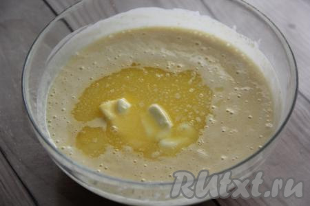 Желтки взболтать вилкой в однородную массу и влить в опару. Сливочное масло растопить, а затем его остудить, примерно, до 40 градусов и добавить в опару, перемешать.