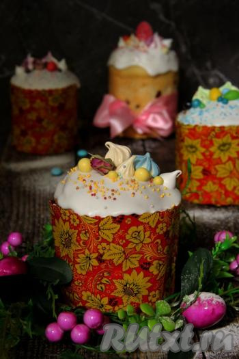 Посмотрите, какие красивые куличи с изюмом можно испечь из теста на кефире.