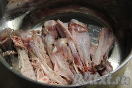 Утиные крылышки разрезать по фаланге на части, промыть водой, переложить в кастрюлю, в которой будете варить суп.