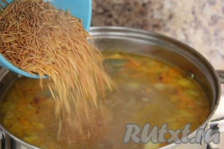 Как только суп закипит, добавить вермишель, специи и посолить по вкусу.