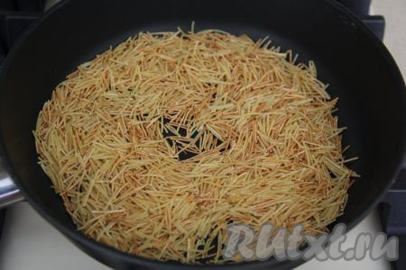 Пока варится бульон, нужно почистить луковицу и морковь. Вермишель я обжарила, помешивая, на сухой сковороде до золотистого цвета на среднем огне (благодаря обжариванию, вермишель в супе не разварится), затем убрать со сковороды.