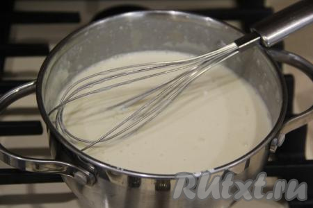 Тщательно перемешать массу венчиком и небольшими порциями влить молоко, интенсивно перемешивая соус, чтобы не было комочков.