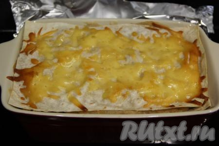 Накрыть форму фольгой и поставить в разогретую духовку. Выпекать ленивую лазанью минут 30 при температуре 180 градусов.