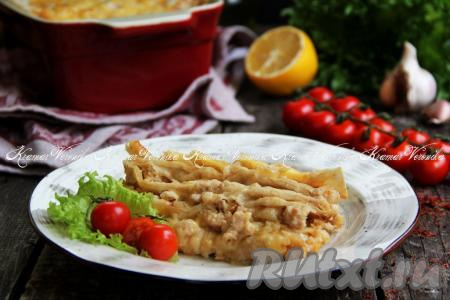 Нежнейшую лазанью из лаваша, приготовленную с соусом бешамель, нарезать на кусочки и подать к столу. Очень вкусно, попробуйте!