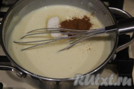 Как только ввели всё молоко, соус должен стать однородным. Добавить в него соль, сахар и мускатный орех, варить с момента закипания 1-2 минуты, постоянно перемешивая соус бешамель венчиком.