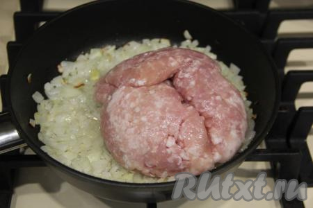 К обжаренному луку добавить фарш, обжаривать до готовности мяса (я обжаривала минут 15). Во время жарки нужно тщательно перемешивать и разбивать комочки фарша, в конце посолить, убрать с огня и дать немного остыть.