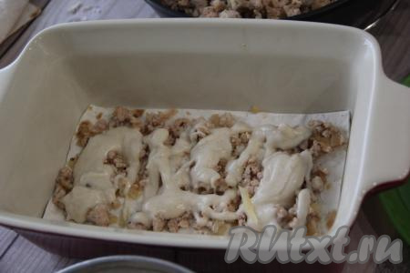 Затем выложить часть соуса поверх фарша.