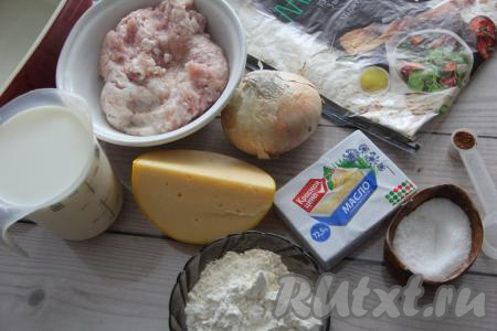 Подготовить продукты для приготовления лазаньи из лаваша с соусом бешамель. Мясной фарш можно использовать покупной или пропустить мясо через мясорубку (я пропустила через мясорубку кусочки куриного мяса и свинины).