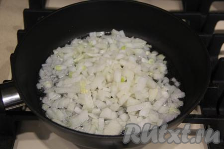 Почистить, мелко нарезать луковицу и выложить в сковороду с растительным маслом. Обжаривать лук до золотистого цвета (минуты 3-4), помешивая, на среднем огне.