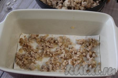 Когда соус бешамель немного остынет, можно приступать к формированию лазаньи. Тонкий лаваш нарезать на листы по размеру вашей формы для запекания. На дно формы выложить лист лаваша, распределить сверху часть обжаренного фарша.