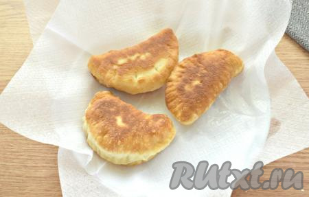 После жарки дрожжевые пышки помещаем на бумажные салфетки (или полотенца), чтобы удалить излишки масла.