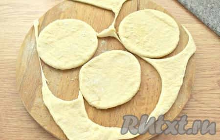 Каждый кусок дрожжевого теста раскатываем на припылённой мукой поверхности в не тонкий пласт. С помощью кулинарного кольца вырезаем круглые заготовки для пышек диаметром 10-12 сантиметров.