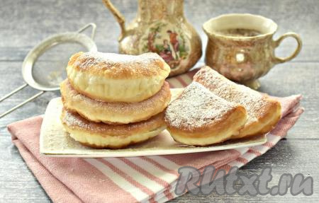 Пышки, замешанные на воде и дрожжах, получились пышными, воздушными, вкусными и сладкими, перед подачей их можно посыпать сахарной пудрой. Пожарьте на сковороде эту аппетитную выпечку и она, наверняка, понравится и вам, и вашим близким.