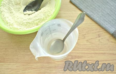 Кипячёную воду подогреваем до 38 градусов. Всыпаем в тёплую воду сахар и соль. Перемешиваем, чтобы сахар и соль растворились.